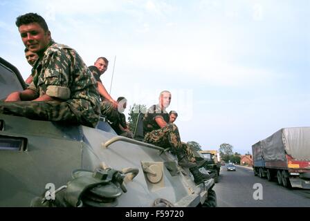 L'intervention de l'OTAN au Kosovo, en juillet 2000, le checkpoint de soldats russes près de l'aéroport de Pristina Banque D'Images