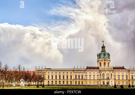 Shot HDR de Schloss Charlottenburg Berlin avec ciel dramatique Banque D'Images