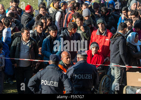 Wegscheid, Allemagne. 30Th Oct, 2015. Attendre des réfugiés pour faire leur poursuite du voyage à la ville frontière de Wegscheid, Allemagne, 30 octobre 2015. Photo : ARMIN WEIGEL/DPA/Alamy Live News Banque D'Images