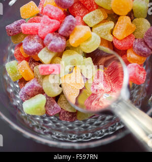 Fruits enrobés de sucre candy en rouge, vert et jaune Banque D'Images