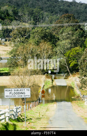 Hunter Valley, Australie. Route inondée avec panneau d'avertissement. Banque D'Images