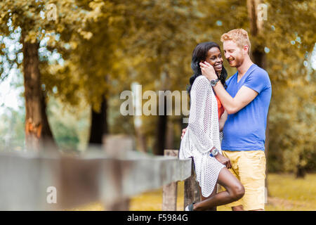 Couple in love hugging peacfully en plein air et d'être vraiment heureux. Sentiment de sécurité et de sérénité Banque D'Images