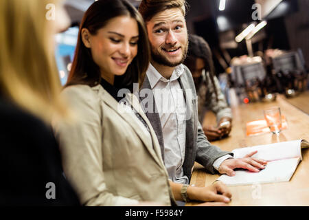 Les gens d'affaires de boire et se détendre dans un pub après le travail Banque D'Images