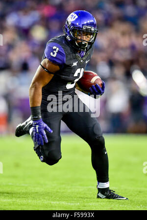 Octobre 29th, 2015 : .TCU Horned Frogs running back Shaun Nixon (3) exécute une première pour les déplacements vers le bas après une prise pendant un match de football NCAA entre le West Virginia Mountaineers et le TCU Horned Frogs à l'Amon G. Carter à Fort Worth au Texas.(Manny Flores/Cal Sport Media) Banque D'Images