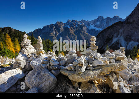 Tours en pierre dans les Alpes Juliennes en Slovénie, col Vrsic Banque D'Images