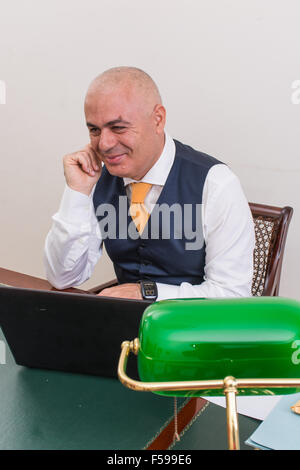 Businessman utilise un ordinateur portable, au bureau, au travail, dans son studio professionnel, avec les mains et les doigts. Banque D'Images