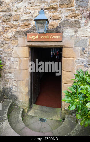 L'entrée du court de tennis royal au Falkland Palace, Falkland, Fife, Écosse Royaume-Uni - Dating à partir de 1541 il est considéré comme le plus ancien court de tennis Banque D'Images