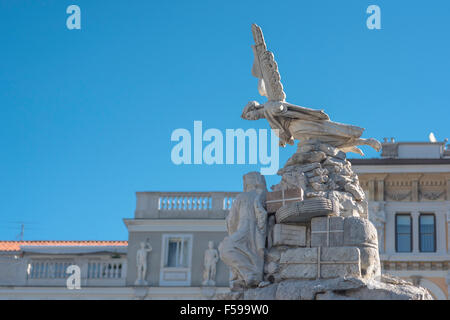 La figure d'un archange au sommet de la fontaine des Quatre Continents dans la Piazza dell'Unita d'Italia,Trieste,Italie. Banque D'Images