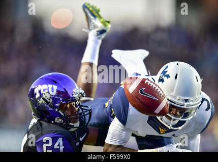 Octobre 29th, 2015 : .TCU Horned Frogs Julius évoluait Lewis (24) et West Virginia Mountaineers wide receiver Jovon Durante (5) bataille pour la balle durant un match de football NCAA entre le West Virginia Mountaineers et le TCU Horned Frogs à l'Amon G. Carter à Fort Worth au Texas.(Manny Flores/Cal Sport Media) Banque D'Images