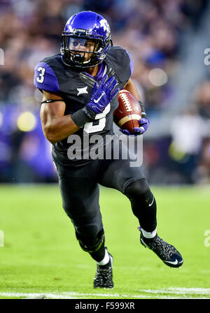 Octobre 29th, 2015 : .TCU Horned Frogs running back Shaun Nixon (3) exécute une première pour les déplacements vers le bas après une prise pendant un match de football NCAA entre le West Virginia Mountaineers et le TCU Horned Frogs à l'Amon G. Carter à Fort Worth au Texas.(Manny Flores/Cal Sport Media) Banque D'Images