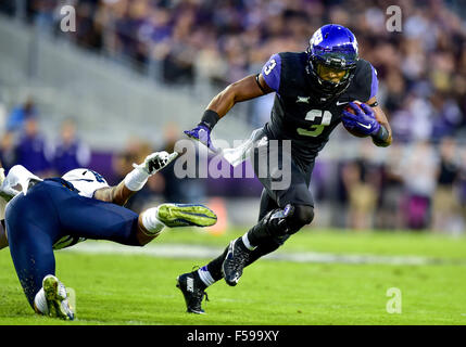 Octobre 29th, 2015 : .TCU Horned Frogs running back Shaun Nixon (3) exécute une première pour les déplacements vers le bas après une prise pendant un match de football NCAA entre le West Virginia Mountaineers et le TCU Horned Frogs à l'Amon G. Carter à Fort Worth au Texas.(Manny Flores/Cal Sport Media) Banque D'Images