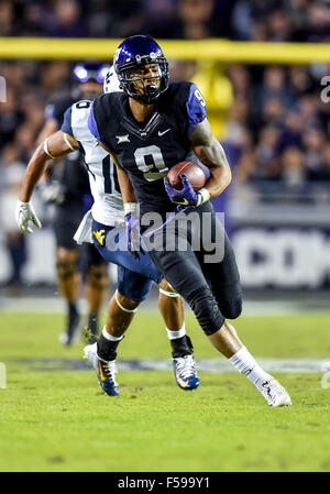 Octobre 29th, 2015 : .TCU Horned Frogs receveur Josh Doctson (9) fait une prise pour une première dans le cadre d'un match de football entre les NCAA West Virginia Mountaineers et le TCU Horned Frogs à l'Amon G. Carter à Fort Worth au Texas.(Manny Flores/Cal Sport Media) Banque D'Images