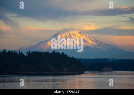 Close-Up avec soir lumière brillant sur le Mont Rainier avec de l'eau réflexions sur le Puget Sound, Washington State, USA Banque D'Images