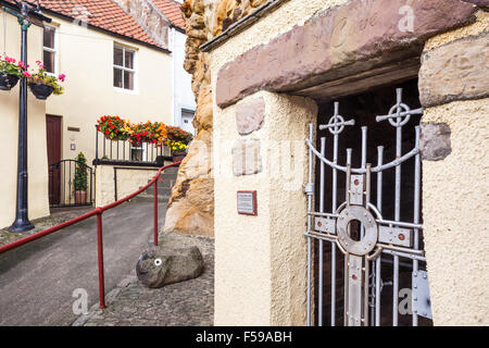 L'entrée de St Fillans Cave dans le village de pêcheurs de Pittenweem Neuk dans l'Est de Fife, Scotland UK Banque D'Images