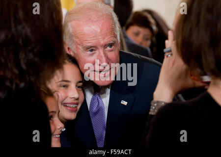 Le vice-président Joe Biden selfies posant pour une avec une fille - Washington, DC USA Banque D'Images