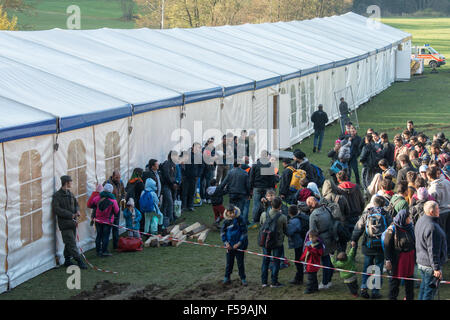 Wegscheid, Allemagne. 30Th Oct, 2015. Réfugié en Autriche à attendre une tente installée comme hébergement à la ville-frontière de Wegscheid, 30 octobre 2015. Photo : ARMIN WEIGEL/DPA/Alamy Live News Banque D'Images