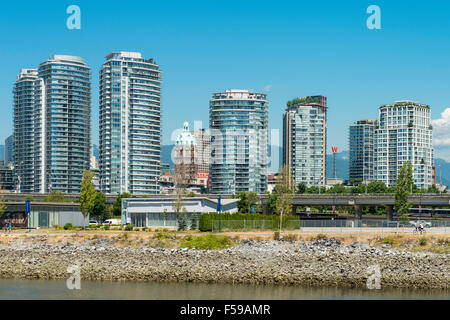 Le Vancouver Sun Tower (1912), entre les immeubles modernes, Vancouver, BC, Canada Banque D'Images