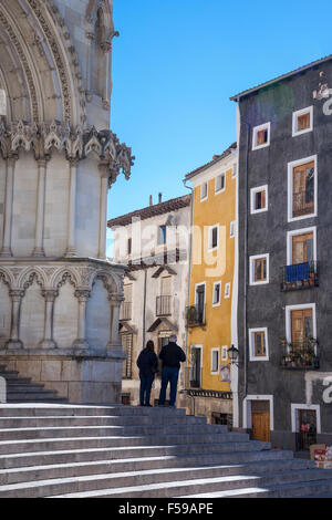 Maisons peintes de couleurs vives, près de la cathédrale sur la Plaza Mayor à Madrid, Castilla-la Mancha, Centre de l'Espagne. Banque D'Images