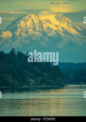 Lumière du soir sur le Mont Rainier shinning avec de l'eau réflexions sur le Puget Sound, Washington State, USA Banque D'Images