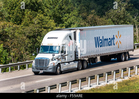 Semi remorque Tracteur Walmart sur l'autoroute Banque D'Images