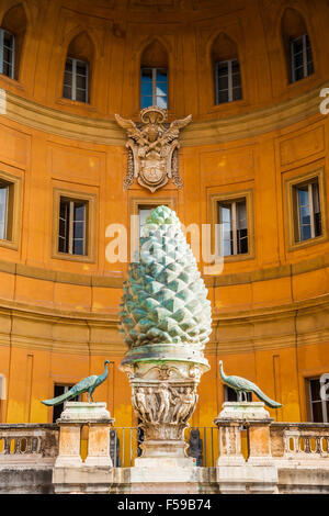 La Fontana della Pigna (le cône de pin fontaine) dans la Cité du Vatican, Rom Banque D'Images