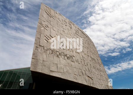 Langues du monde mur à la Bibliotheca Alexandrina, Alexandrie sur la Méditerranée, côte nord de l'Égypte Banque D'Images