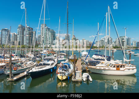 Vue sur la marina sur l'île Granville, False Creek et le centre-ville de Vancouver, vu de Island Park à pied, Vancouver, BC, Canada. Banque D'Images