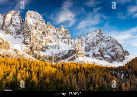 Les Pale di San Martino, dans l'automne. Val Venegia valley. Les Dolomites de Paneveggio-Pale di San Martino Nature Park. Le Trentin. Alpes italiennes. Banque D'Images