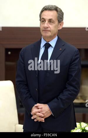 L'ancien président de la République française Nicolas Sarkozy lors d'une réunion avec le président russe Vladimir Poutine à Novo-Ogaryovo, 29 octobre 2015 à Moscou, Russie. Banque D'Images