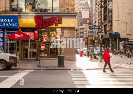 Wendy's fast food restaurant 6ème Avenue, Manhattan, New York City, États-Unis d'Amérique. Banque D'Images