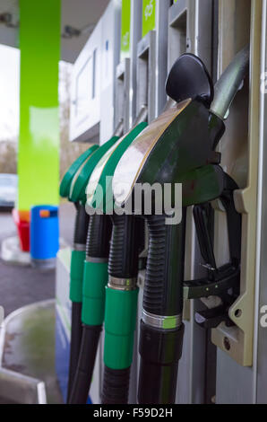 Pompes à essence dans une station de gaz automatique Banque D'Images