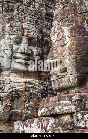 Des peintures murales et des sculptures en pierre à Angkor Wat, au Cambodge Banque D'Images