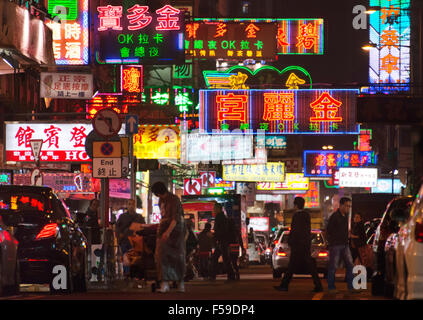 Enseignes au néon sont vus sur une rue animée dans le quartier de Kowloon, Hong Kong, 2015. (Adrien Veczan) Banque D'Images