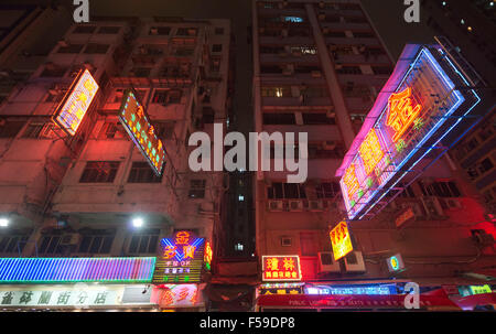 Signes et les bâtiments sont vus dans le quartier de Kowloon, Hong Kong, 2015. (Adrien Veczan) Banque D'Images