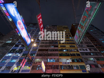 Signes et les bâtiments sont vus dans le quartier de Kowloon, Hong Kong, 2015. (Adrien Veczan) Banque D'Images