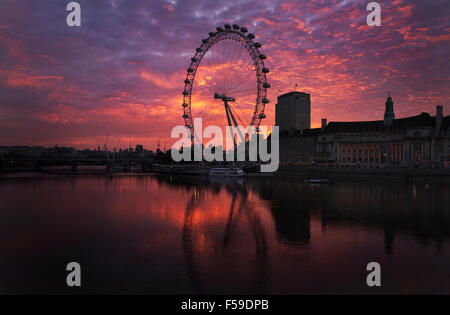 La grande roue London Eye Coca-Cola est vu au lever du soleil près de la Tamise, à Londres, Angleterre, 2015. (Adrien Veczan) Banque D'Images