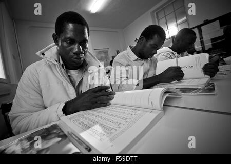 L'Italie, Mortara, centre de réfugiés, à l'école pour les étrangers Banque D'Images