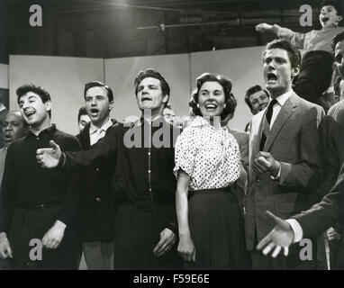 6, 5 - Spécial programme de musique pop de la BBC en 1957. De gauche à droite : bande dessinée résident Bernie Winters, singer Denis Lotis, boxeur et compere Freddie Mills, producteur Josephine Douglas, compere Pete Murray Banque D'Images