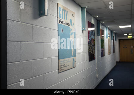 Affiches sur le mur à l'Etihad Stadium accueil de Manchester City Football club Banque D'Images