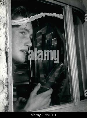 1962 - Le plus jeune gardien de phare : mighty chemises sont guidés par sa lampe Archie Holbrook donne de l'agrandisseur sur la mer pour l'étain Halen le Solent, et voit les écrans de l'Atlantique à faire leur chemin à Southampton. Il sait que la nuit sa lampe est d'une importance vitale pour leur passage en toute sécurité. (Crédit Image : © Keystone Photos USA/ZUMAPRESS.com) Banque D'Images