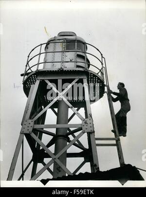 1962 - Le plus jeune gardien de phare va à la lampe : Archie Holbrook fait son chemin jusqu'à la fer à repasser-ringed échelle pour la lampe sur la partie la plus haute de St Helen's Sea fort dans le Solent. Il le fait une fois par jour, ce qui fait un voyage spécial à partir de la terre ferme dans le petit bateau, quelle que soit la météo. Une fois que t'il et ses parents et son frère vivaient sur le port, et son père prenait soin de la lumière. (Crédit Image : © Keystone Photos USA/ZUMAPRESS.com) Banque D'Images