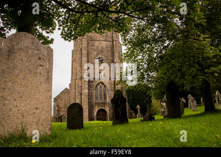 Une journée d'octobre des pluies dans la région de Chagford Devon dans Dartmore, près de l'église de St Michel Archange et cimetière Banque D'Images