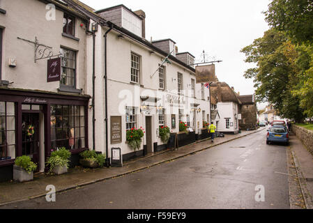 Un jour de pluie en octobre près de Chagford Devon dans Dartmore, High Street avec le Globe Inn et les trois couronnes inn Banque D'Images