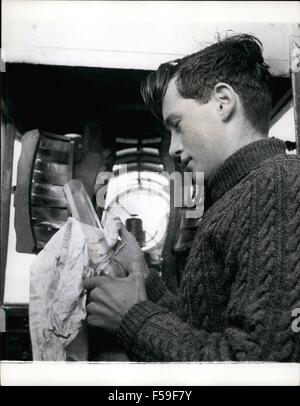 1962 - Le plus jeune gardien de phare à polir le verre à l'intérieur de la minuscule de l'agrandisseur situé sur le haut de la mer fort, jeune Archie Holbrook consacre une demi-heure le polissage des verres de la lampe important qu'il reste allumé pour la sécurité du transport maritime. © Keystone Photos USA/ZUMAPRESS.com/Alamy Live News Banque D'Images