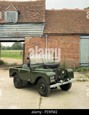 Land rover 4x4 série 1 de 80 pouces d'empattement 1950 affiche près du bâtiment de ferme Banque D'Images