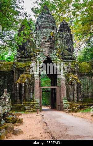 L'architecture khmer ancien. La vue étonnante de Bayon temple au coucher du soleil. Complexe d'Angkor Wat, Siem Reap, Cambodge destinations de voyage Banque D'Images