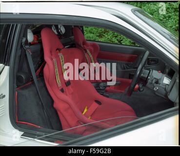 Ford RS200 / RS 200 en voiture de route blanc diamant - mi-moteur de voiture de sport des années 80  = montrant l'intérieur de voiture Banque D'Images