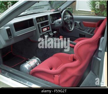 Ford RS200 / RS 200 en voiture de route blanc diamant - mi-moteur de voiture de sport des années 1980 - montrant l'intérieur de voiture Banque D'Images