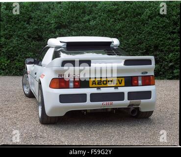 Ford RS200 / RS 200 en voiture de route blanc diamant - mi-moteur de voiture de sport des années 1980 - montrant l'arrière de la voiture Banque D'Images