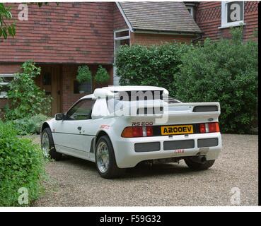 Ford RS200 / RS 200 en voiture de route blanc diamant - mi-moteur de voiture de sport des années 1980 - montrant arrière et côté Banque D'Images